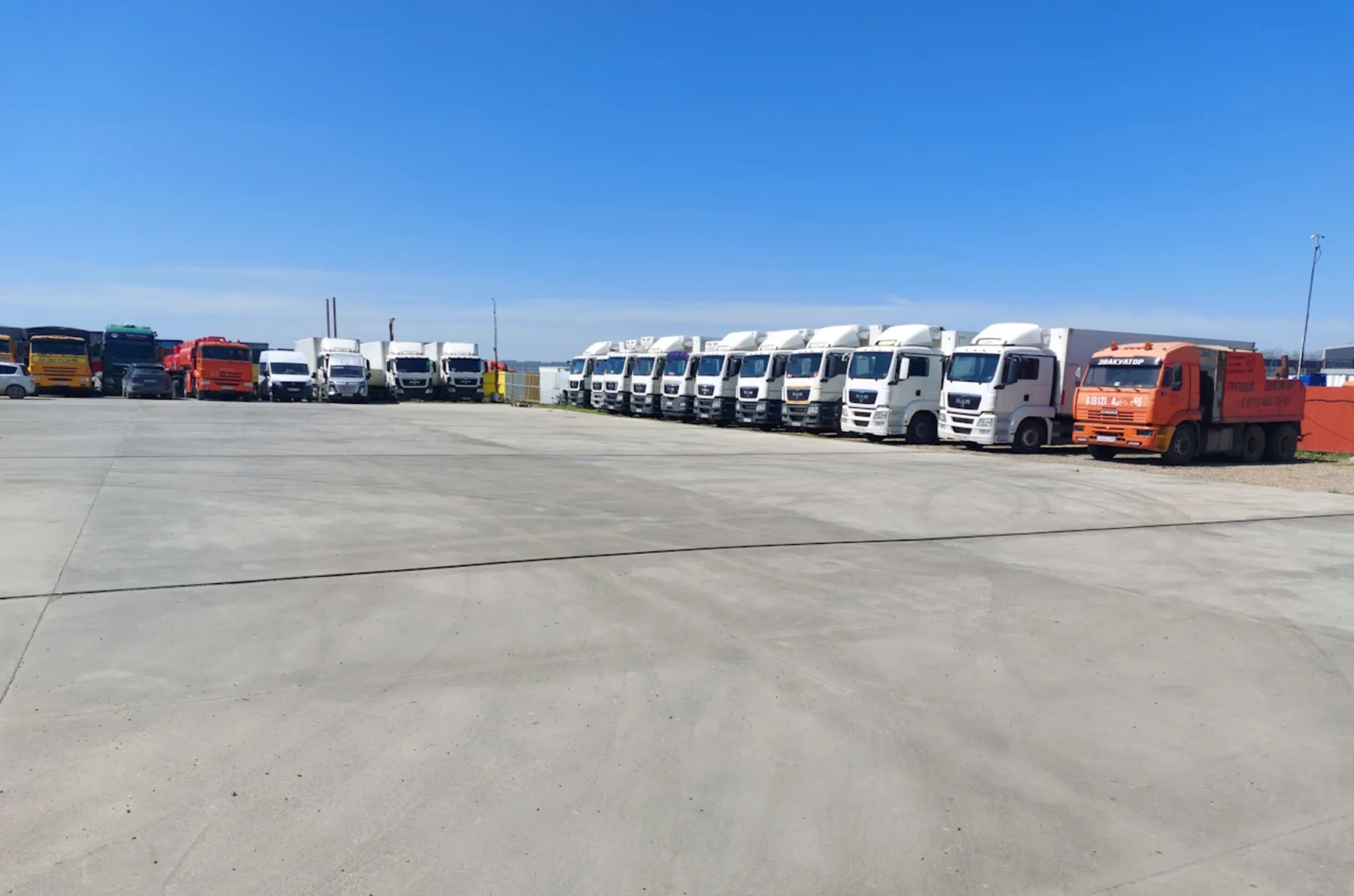 Автопарк и автовоз компании на площадке